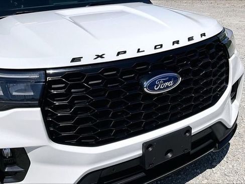 Used 2025 Ford Explorer ST-Line w/ ST-Line Street Pack AWD/4WD image 31