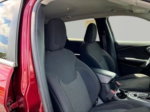 Used 2019 Jeep Cherokee Latitude w/ Popular Appearance Group FWD image 29