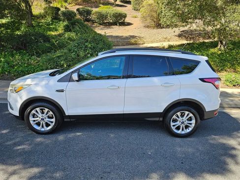 Used 2018 Ford Escape SE w/ SE Sync 3 Package AWD/4WD image 4