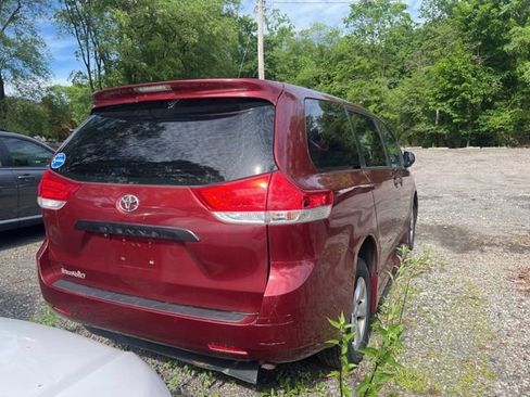 Used 2011 Toyota Sienna w/ Towing Pkg FWD image 9