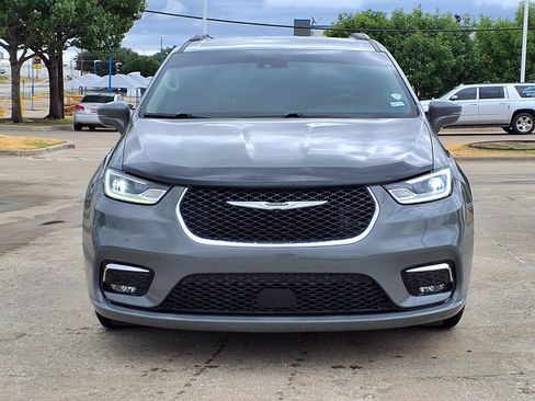 Used 2022 Chrysler Pacifica Touring-L FWD image 2