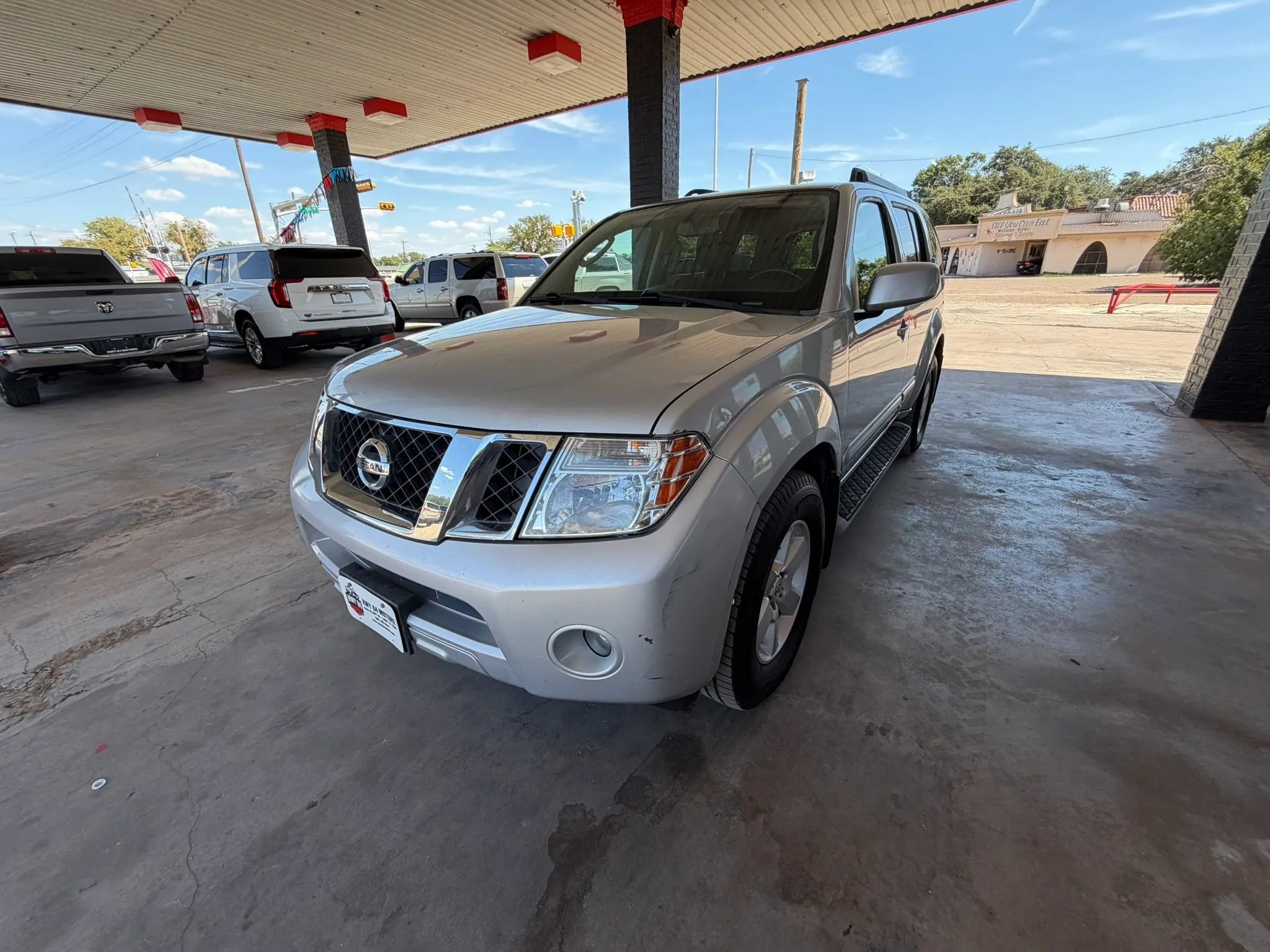 Used 2011 Nissan Pathfinder SV RWD image 2