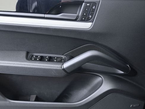 Certified 2025 Porsche Cayenne AWD/4WD image 11