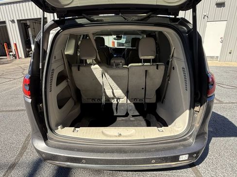 Used 2021 Chrysler Pacifica Touring-L FWD image 11