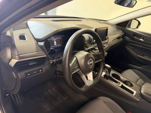 Used 2025 Nissan Altima 2.5 SV FWD image 14
