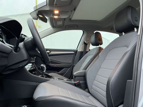 Used 2025 Volkswagen Jetta SE image 25