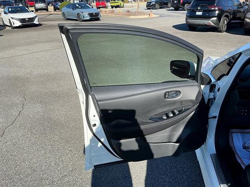 Used 2019 Nissan Leaf SV w/ SV Technology Package image 11
