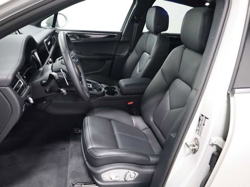 Certified 2025 Porsche Macan image 5