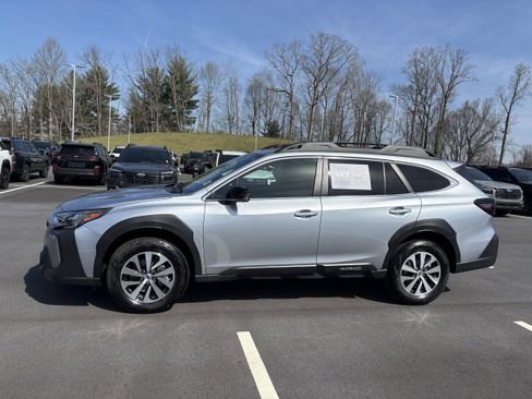 Used 2025 Subaru Outback Premium image 4