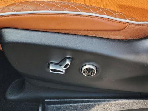 Used 2025 Chrysler Pacifica Pinnacle FWD image 8