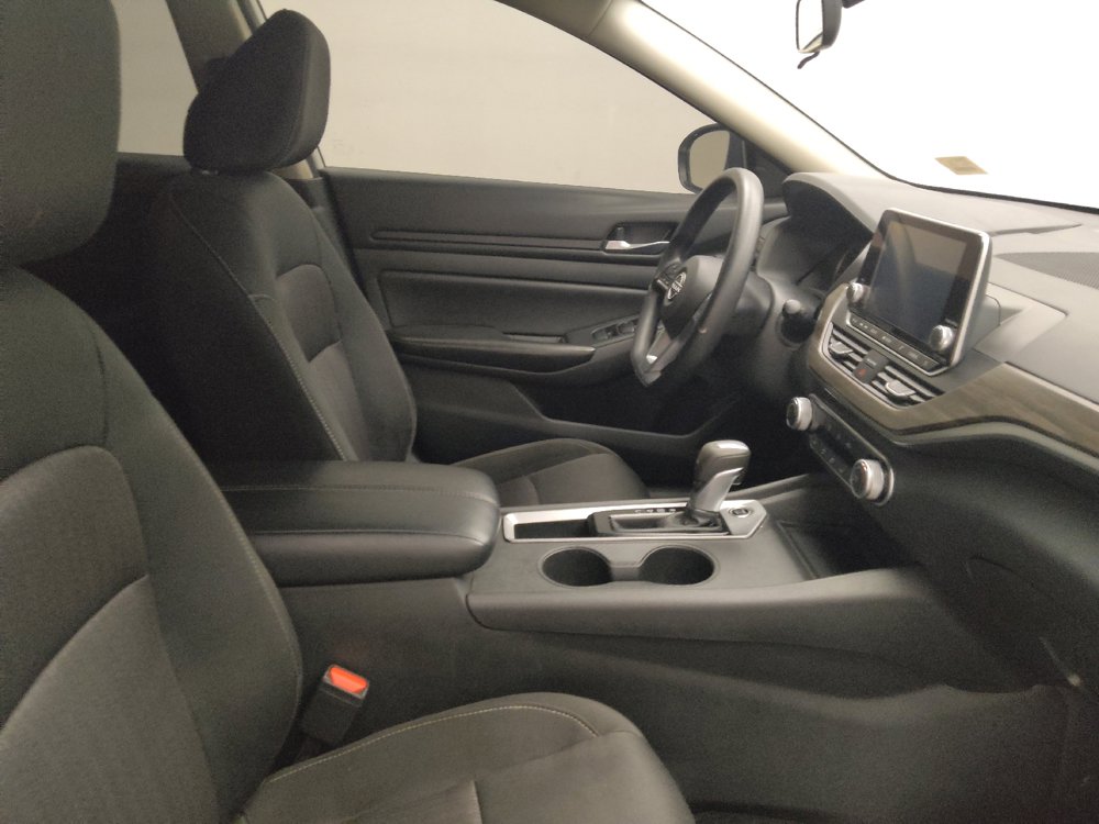 Used 2025 Nissan Altima 2.5 SV FWD image 21