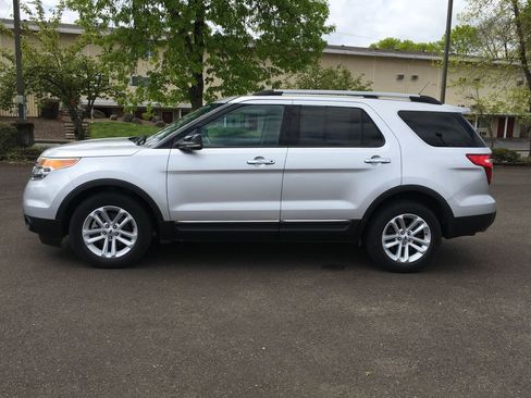 Used 2012 Ford Explorer XLT FWD image 3