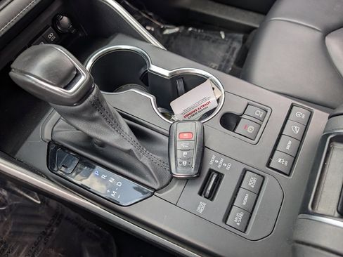 Used 2021 Toyota Highlander XLE image 32