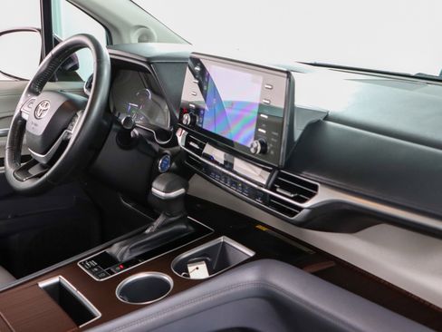 Used 2022 Toyota Sienna XLE image 27