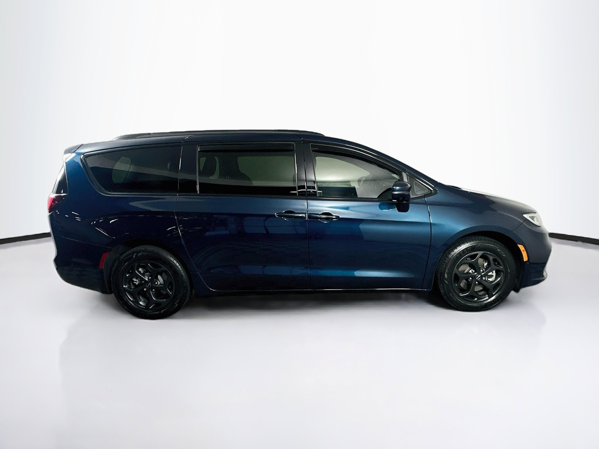Used 2021 Chrysler Pacifica Touring-L w/ Uconnect Theater Family Group FWD image 10