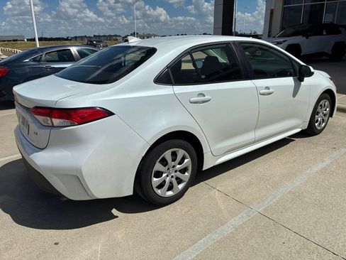 Used 2025 Toyota Corolla LE FWD image 2
