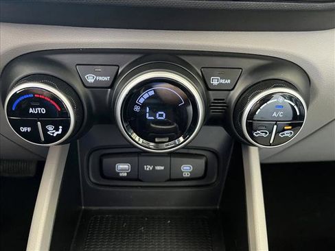 Used 2025 Hyundai Venue SEL FWD image 18