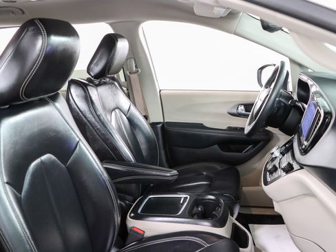 Used 2023 Chrysler Pacifica Touring-L FWD image 27