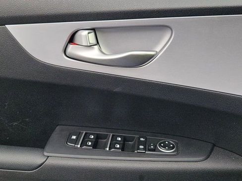 Used 2024 Kia Forte LXS image 13