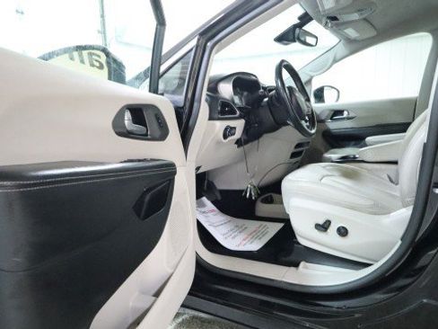 Used 2021 Chrysler Pacifica Touring-L FWD image 9