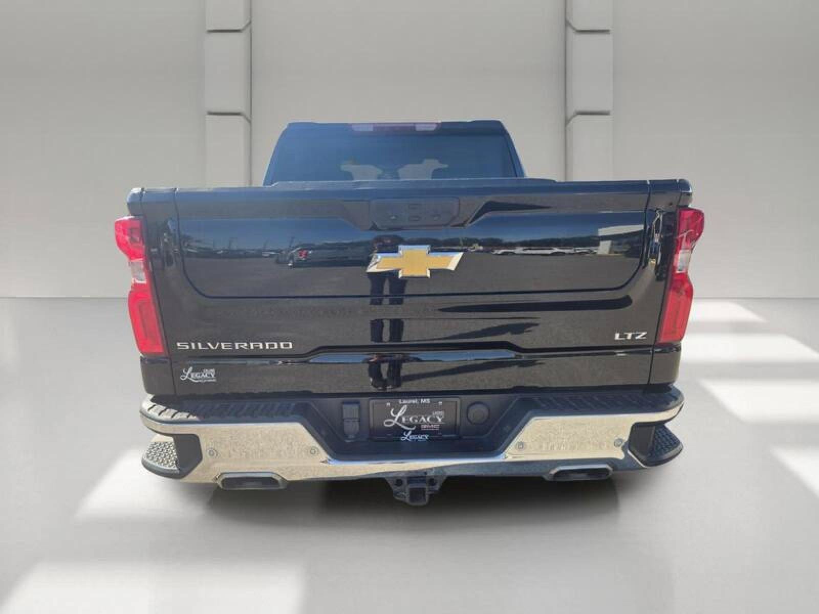 Used 2024 Chevrolet Silverado 1500 LTZ AWD/4WD image 6