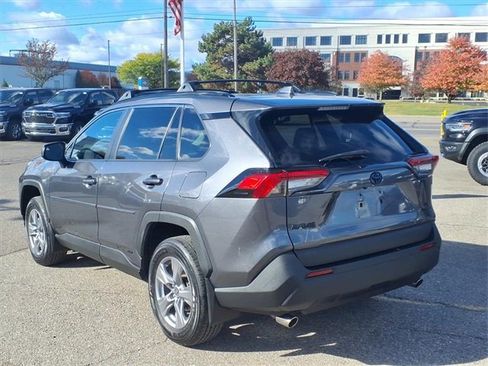 Used 2022 Toyota RAV4 LE image 7