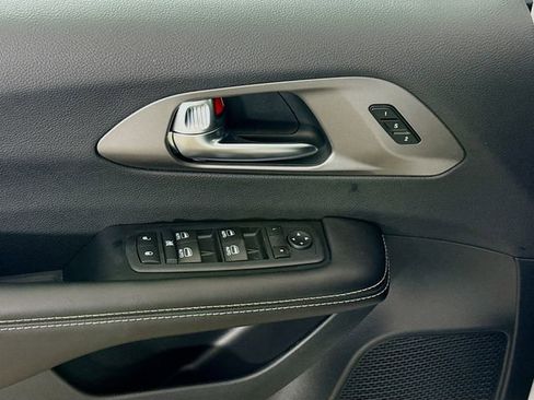 New 2026 Chrysler Pacifica Select image 17