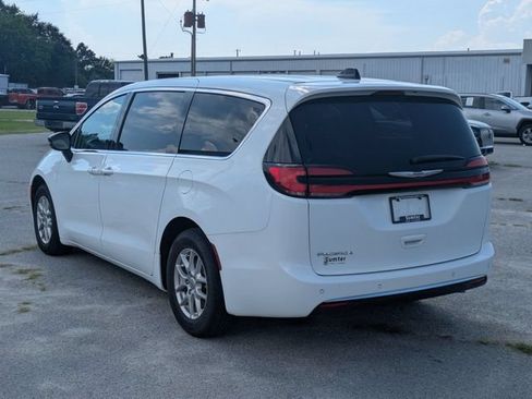Used 2024 Chrysler Pacifica Touring-L FWD image 5