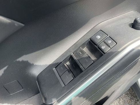 Used 2020 Toyota Highlander XLE FWD image 18