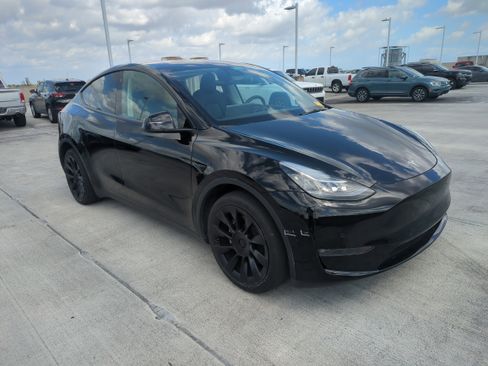 Used 2022 Tesla Model Y Long Range image 2