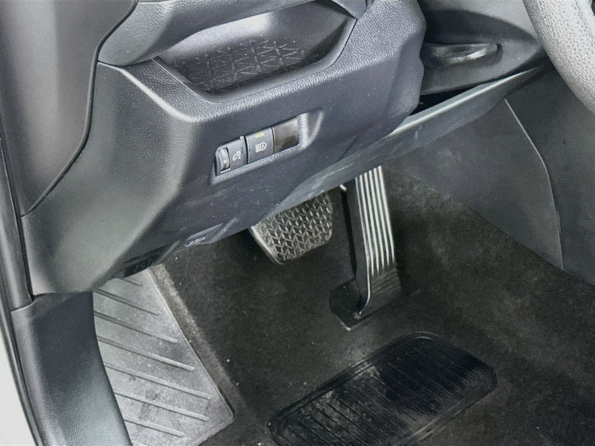 Used 2024 Toyota RAV4 LE AWD/4WD image 17