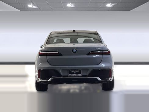 Used 2023 BMW 740i w/ Parking Assistance Package RWD image 10