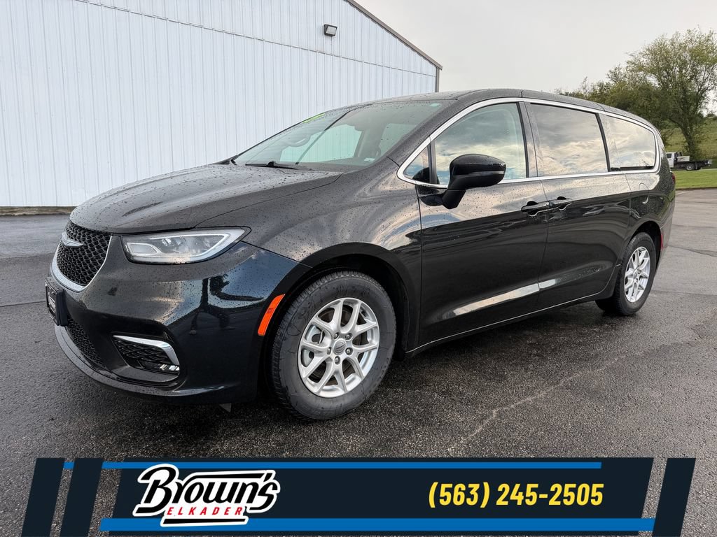 Used 2023 Chrysler Pacifica Touring-L FWD image 1