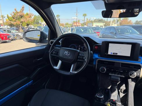 Used 2025 Toyota Tacoma TRD Off-Road AWD/4WD image 31