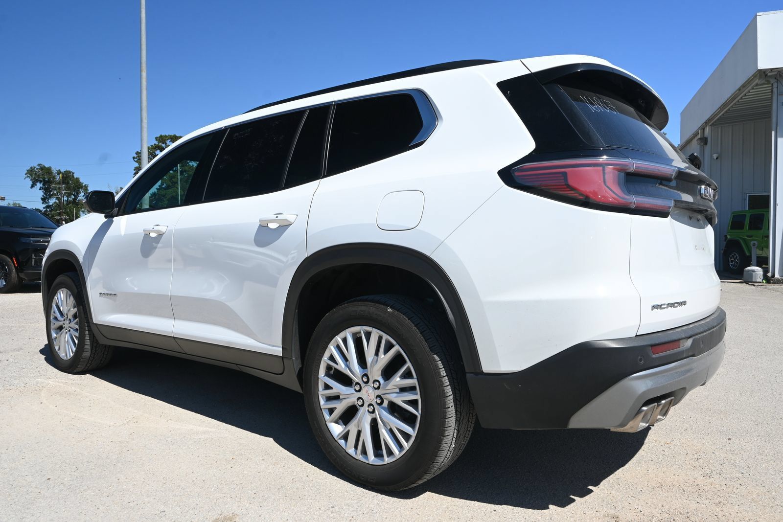 Used 2026 GMC Acadia Elevation w/ Elevation Premium Package FWD image 4