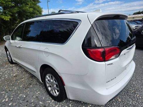 Used 2020 Chrysler Pacifica Touring-L FWD image 7