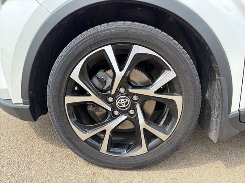 Used 2020 Toyota C-HR XLE image 9