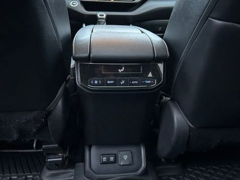 Used 2021 Toyota Highlander Limited image 16