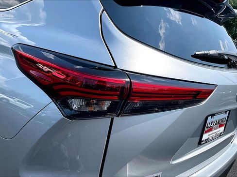 Used 2022 Toyota Highlander LE AWD/4WD image 28