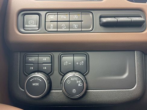 Used 2023 Chevrolet Suburban High Country w/ Premium Package 2 image 25