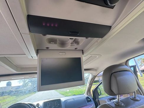 Used 2014 Chrysler Town & Country Touring-L w/ Driver Convenience Group FWD image 26