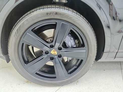 Used 2025 Porsche Cayenne w/ Premium Package image 61