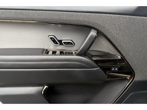Used 2025 Land Rover Range Rover Sport SE AWD/4WD image 11