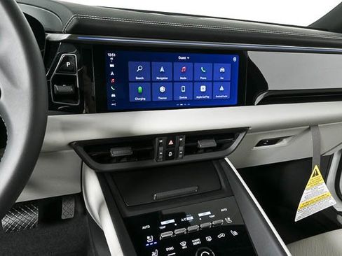 Used 2025 Porsche Macan Electric image 12