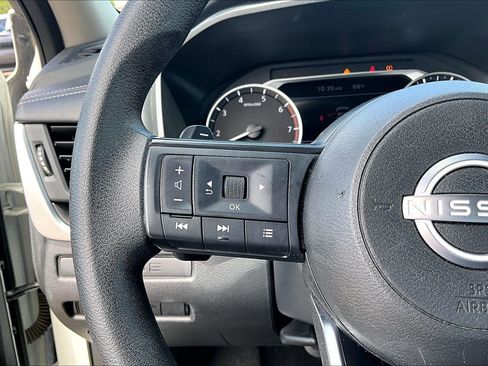 Used 2024 Nissan Rogue S FWD image 11