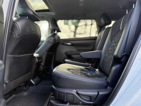 Certified 2025 Toyota Highlander XLE image 16