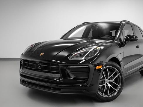 Certified 2025 Porsche Macan image 7
