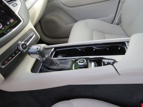 Used 2020 Volvo XC90 T6 Momentum w/ Protection Package Premier image 19