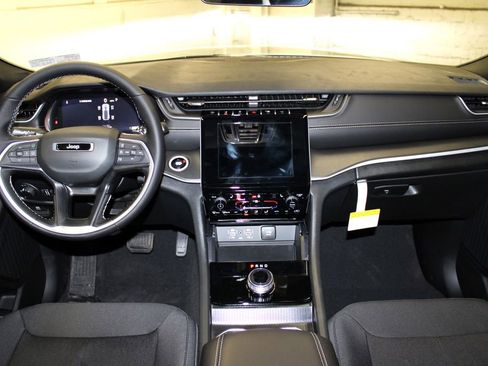 New 2025 Jeep Grand Cherokee Laredo X w/ Luxury Tech Group I image 9