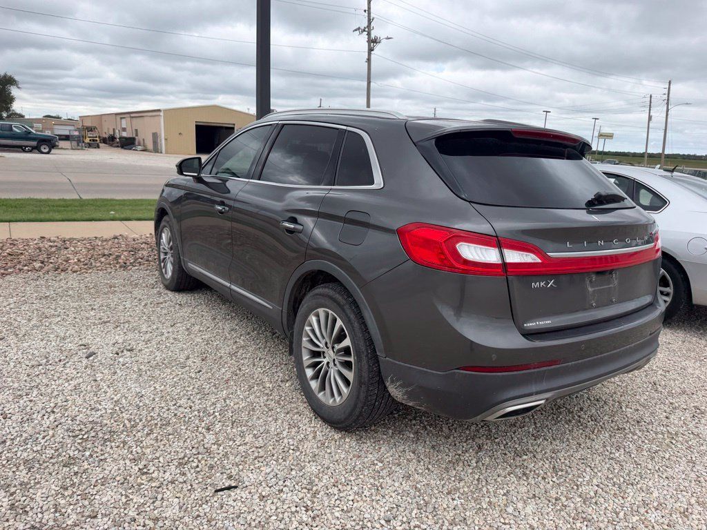 Used 2017 Lincoln MKX Select w/ Select Plus Package FWD image 3